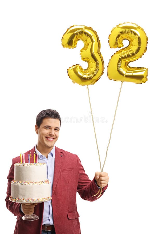 Homem elegantemente vestido que guarda um bolo de aniversário e um thirt do número fotografia de stock royalty free Homem elegantemente vestido que guarda um bolo de aniversário e um thirt do número fotografia de stock royalty free