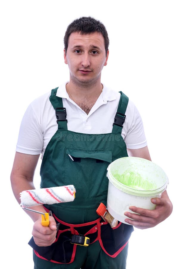 Homem em capa com balde de tinta isolado em branco imagem de stock
