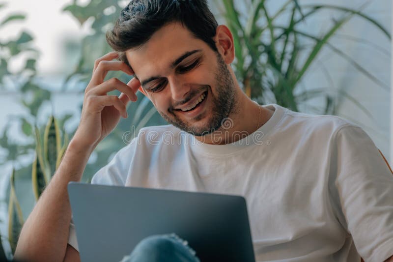 Homem em casa com computador fotografia de stock