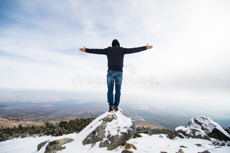 Homem em montanhas altas de Tatry do inverno, Eslováquia fotos de stock royalty free Homem em montanhas altas de Tatry do inverno, Eslováquia fotos de stock royalty free