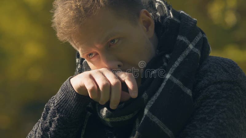 Homem em tossir do lenço exterior, ficando doente com gripe no tempo frio, close up