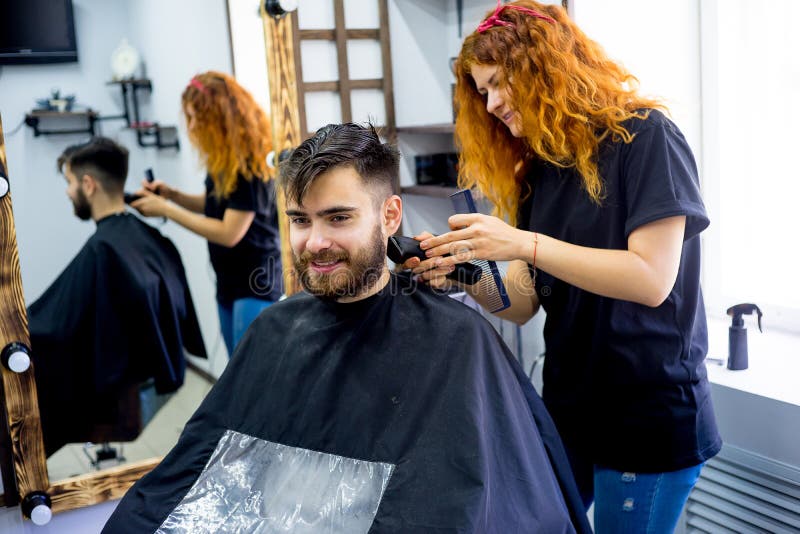 Homem em um cabeleireiro fotografia de stock royalty free Homem em um cabeleireiro fotografia de stock royalty free