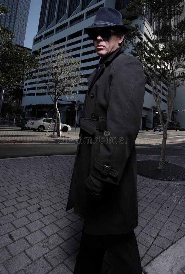 Homem em um revestimento de trincheira fotografia de stock royalty free Homem em um revestimento de trincheira fotografia de stock royalty free