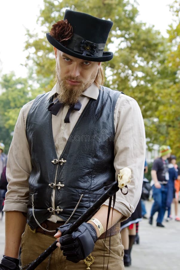 Cosplay steampunk. um inventor masculino em um terno com