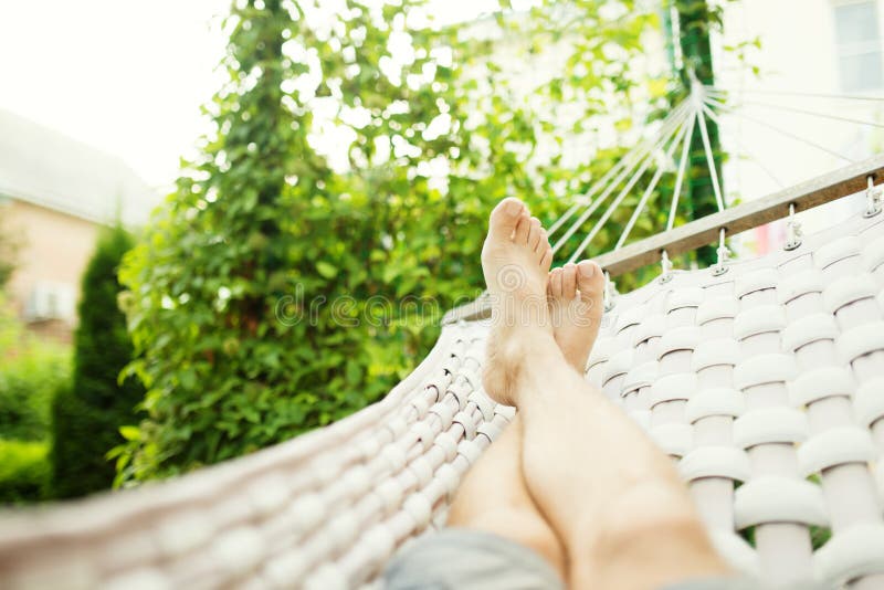 Homem em uma rede em um dia de verão foto de stock Homem em uma rede em um dia de verão foto de stock