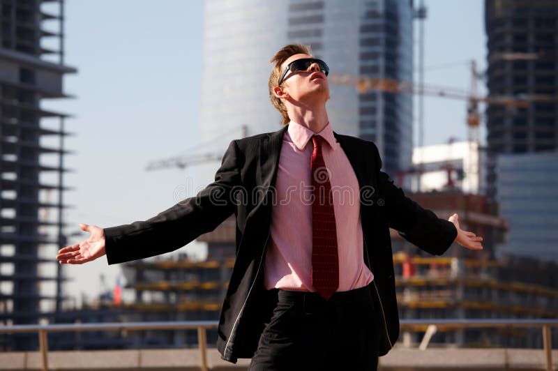 Homem engraçado com braços outstretched imagens de stock royalty free Homem engraçado com braços outstretched imagens de stock royalty free