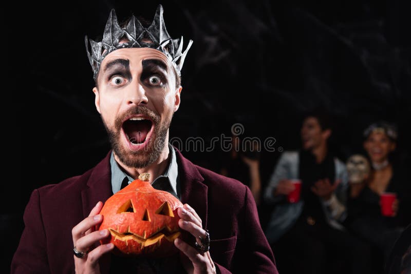 Homem Na Fantasia De Vampiro Rei Halloween Foto de Stock - Imagem de  arrepiante, caucasiano: 231325762