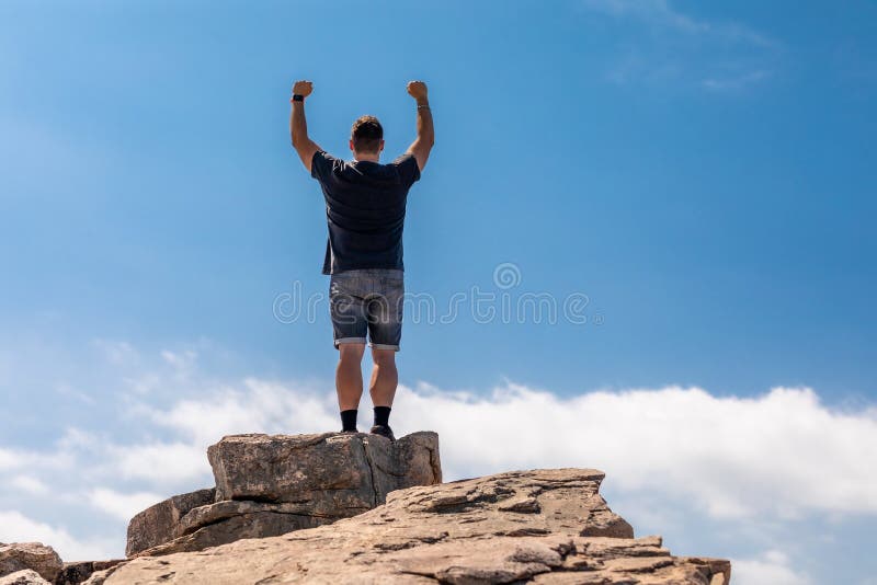Homem entusiasmado na parte superior em uma paisagem bonita do verão foto de stock Homem entusiasmado na parte superior em uma paisagem bonita do verão foto de stock