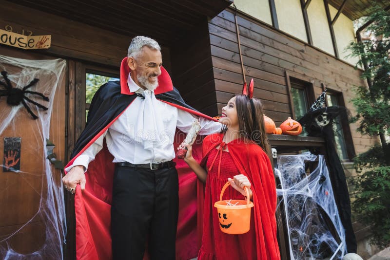 Homem Maduro E Feliz Com Fantasia De Vampiro Imagem de Stock - Imagem de  homem, feriado: 230386877