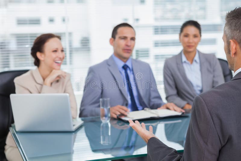Homem experiente de entrevista da equipe do trabalho foto de stock