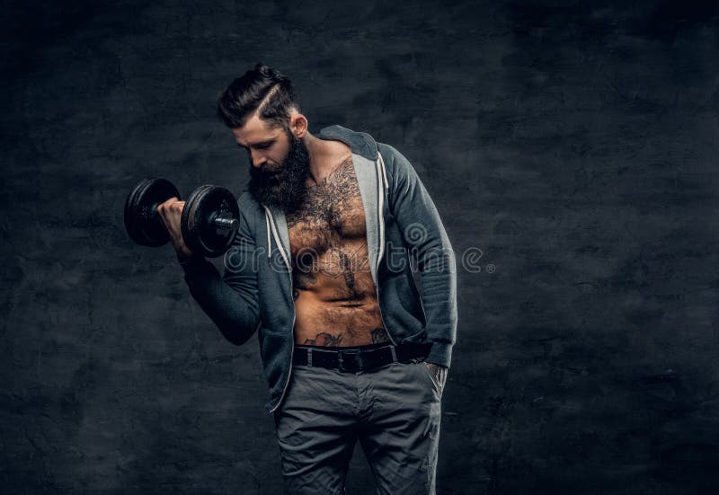 Homem farpado atlético em um hoodie cinzento fotos de stock Homem farpado atlético em um hoodie cinzento fotos de stock