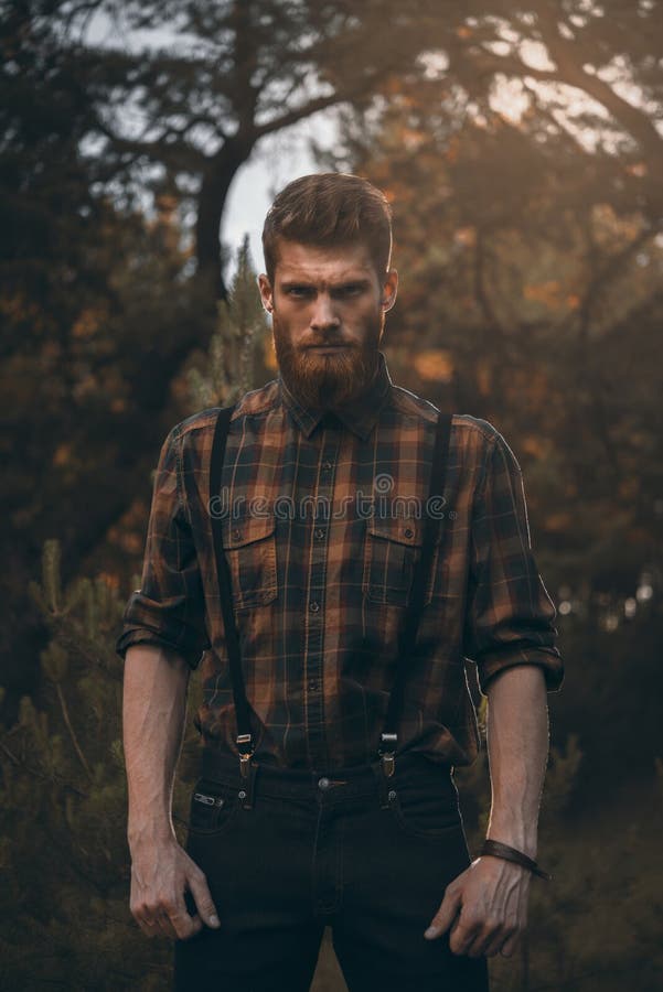 Homem farpado brutal na floresta exterior imagens de stock royalty free Homem farpado brutal na floresta exterior imagens de stock royalty free