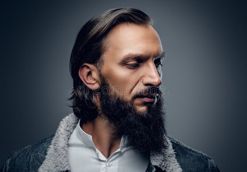 Homem barbudo com cabelo comprido imagens de stock royalty free