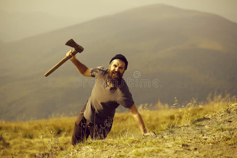Homem farpado com o machado na montanha imagem de stock royalty free Homem farpado com o machado na montanha imagem de stock royalty free