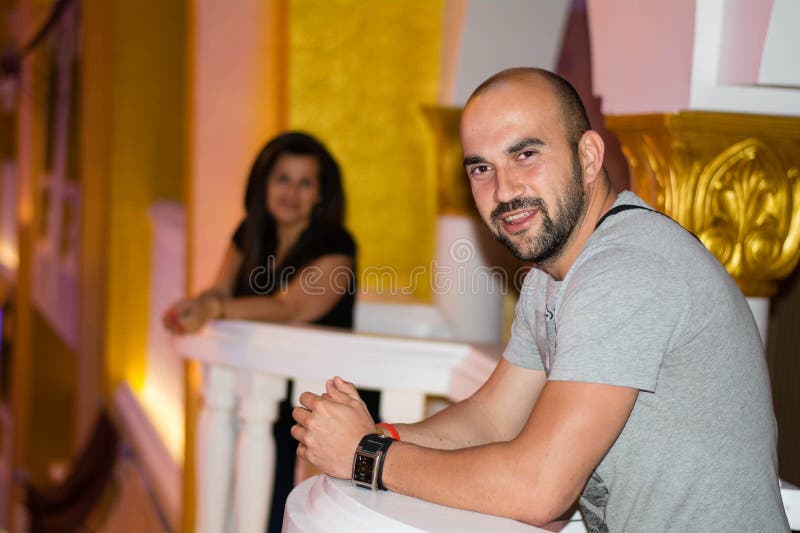 Homem farpado de sorriso bonito imagens de stock royalty free Homem farpado de sorriso bonito imagens de stock royalty free