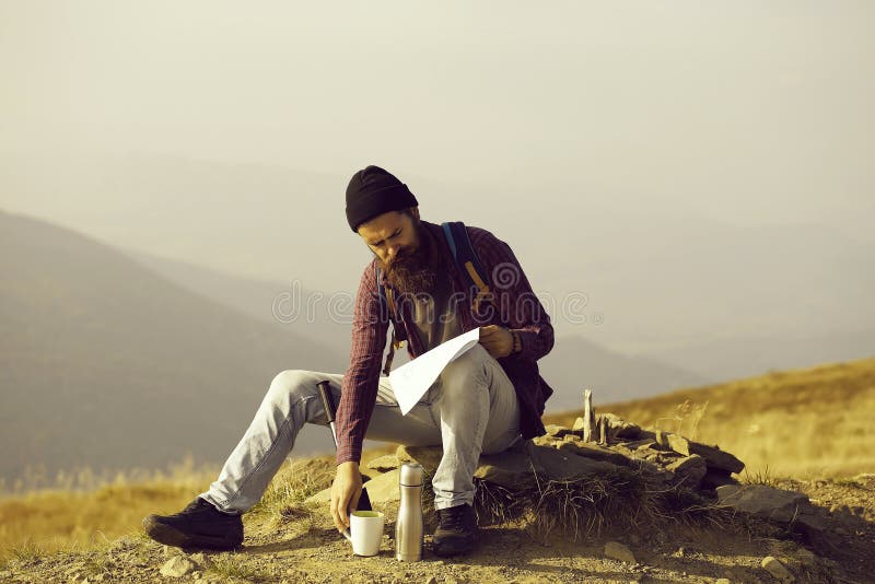 Homem farpado na parte superior da montanha imagem de stock Homem farpado na parte superior da montanha imagem de stock