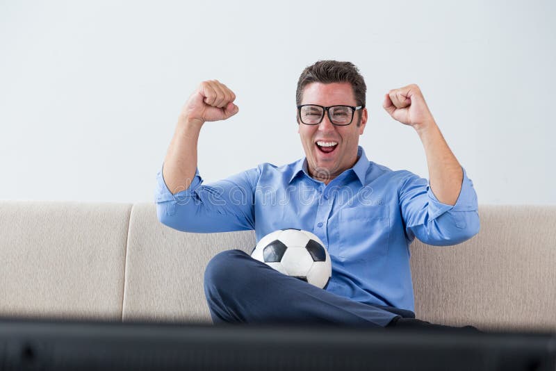 Homem Entusiasmado E Louco Feliz Novo Do Fan De Futebol Que Guarda