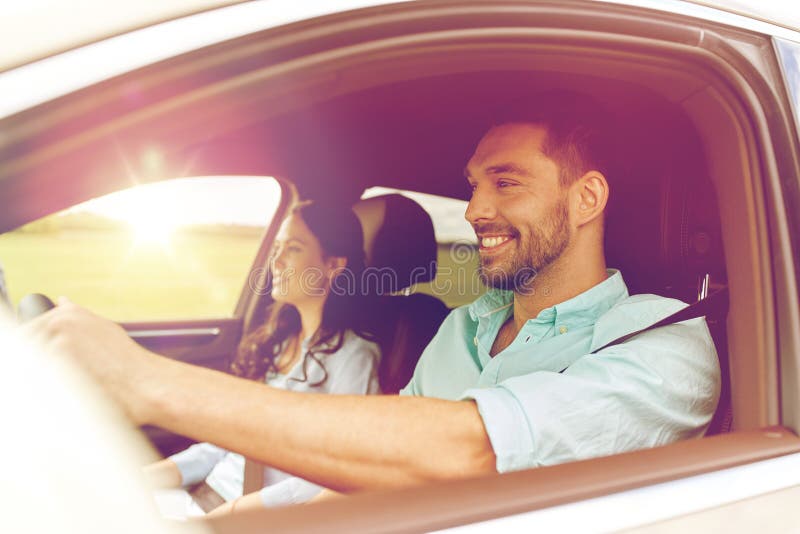 Homem feliz e mulher que conduzem no carro