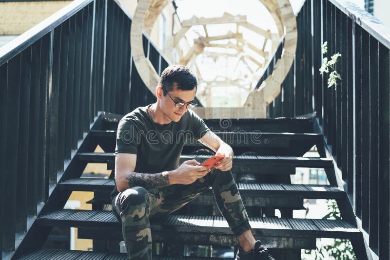 Instalar Jogo. Jogos Incríveis. Reparação Móvel. Homem Bonito Feliz Segurando Telefone Celular 5g Conexão Rápida. Móvel Imagem de Stock - Imagem de feliz, rede: 209519807