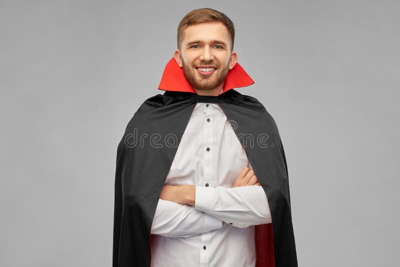 Homem Com Fantasia De Halloween De Vampiro Assustando Imagem de Stock -  Imagem de pessoa, capa: 193089041