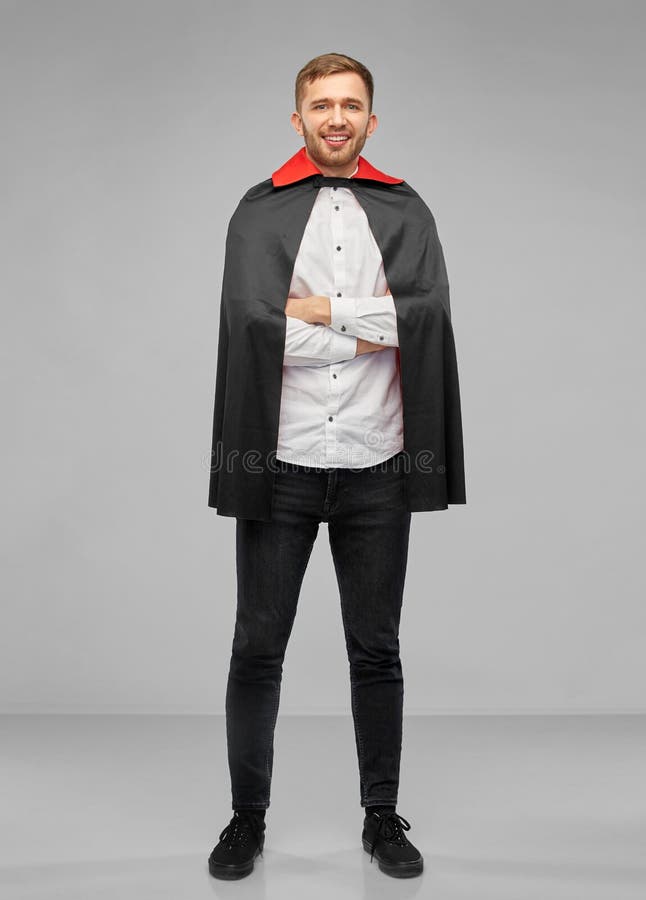 Foto de Homem Feliz Em Fantasia De Halloween De Vampiro e mais fotos de  stock de Vampiro - Vampiro, Capa, Fantasia - Disfarce - iStock