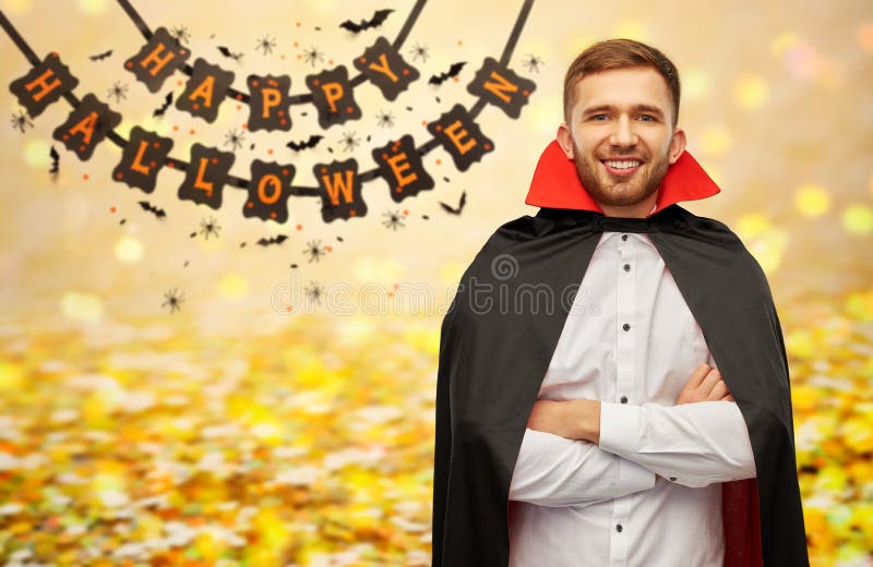 Homem Alegre Na Fantasia De Vampiro De Halloween Foto de Stock