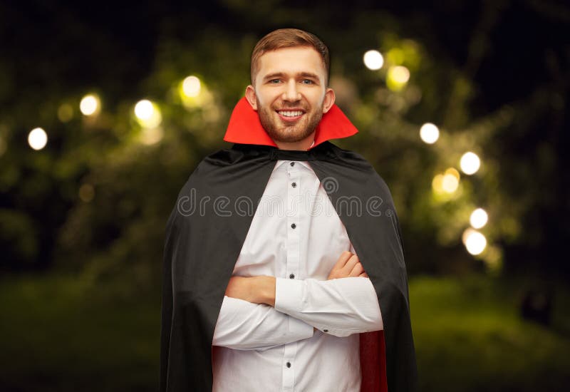 Foto de Homem Feliz Em Fantasia De Halloween De Vampiro e mais fotos de  stock de Vampiro - Vampiro, Capa, Fantasia - Disfarce - iStock