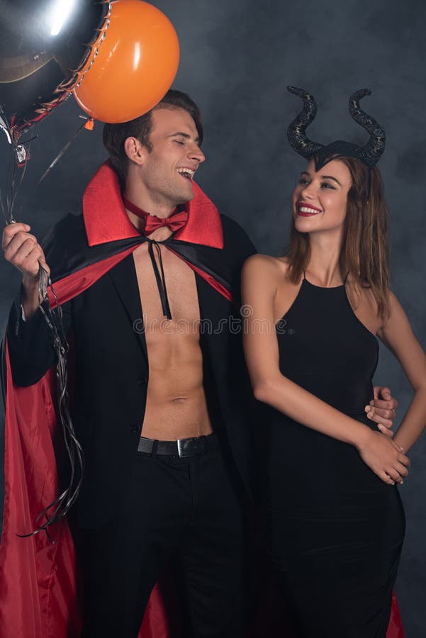 Homem Alegre Na Fantasia De Vampiro De Halloween Foto de Stock