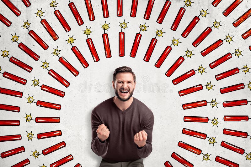 Homem feliz nos punhos marrons da posi??o e de aperto da liga??o em ponte na caixa, olhando a c?mera, na parede com teste padr?o ilustração stock Homem feliz nos punhos marrons da posi??o e de aperto da liga??o em ponte na caixa, olhando a c?mera, na parede com teste padr?o ilustração stock