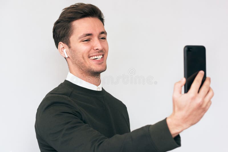 As Crianças Estão Sorrindo Olhando Para a Tela Do Telefone Celular