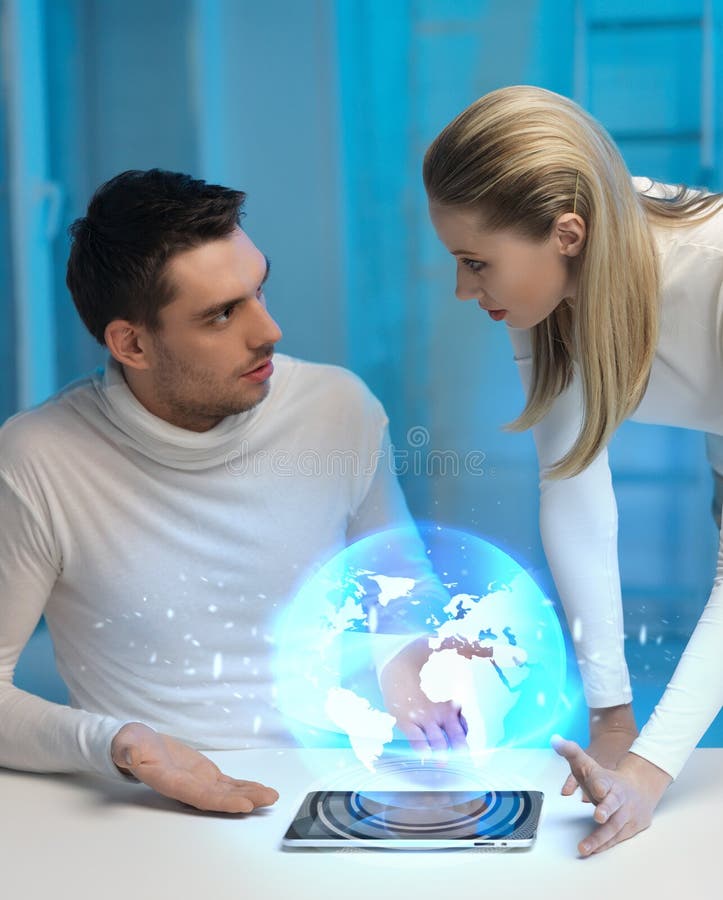 Homem futurista e mulher com holograma do globo