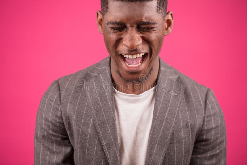 Homem gritando do Afro no fundo do pinck imagem de stock Homem gritando do Afro no fundo do pinck imagem de stock