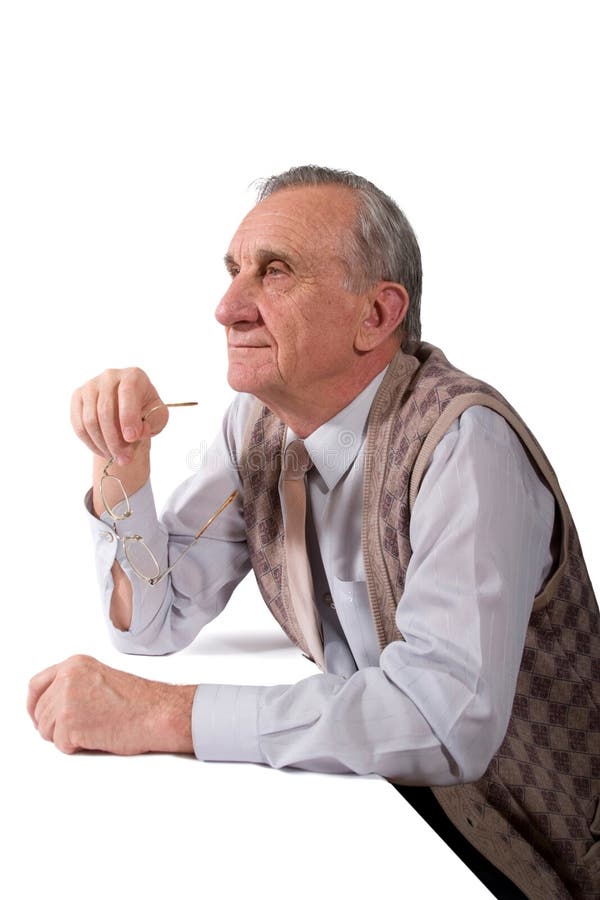 Homem idoso concentrado