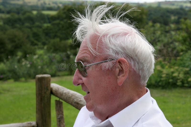 homem cabelo branco