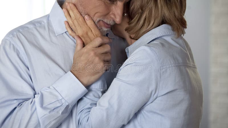 Homem idoso e aperto fêmea, sentimentos de amor, união longa feliz, close up fotografia de stock royalty free Homem idoso e aperto fêmea, sentimentos de amor, união longa feliz, close up fotografia de stock royalty free