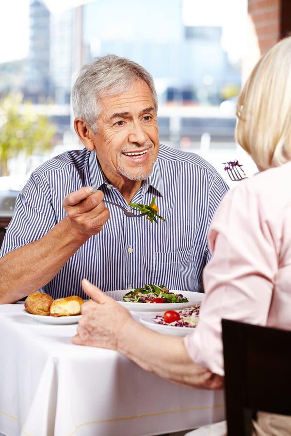 Homem idoso a ouvir a esposa foto de stock royalty free