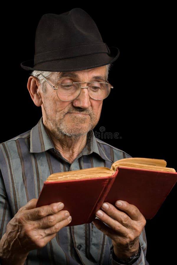 Homem idoso que lê um livro