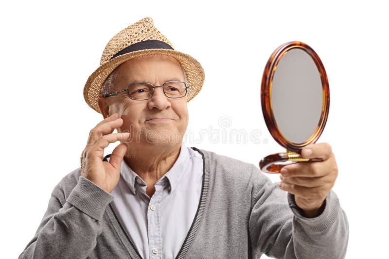 Homem idoso que olha si mesmo em um espelho e que toca em sua cara fotos de stock royalty free Homem idoso que olha si mesmo em um espelho e que toca em sua cara fotos de stock royalty free
