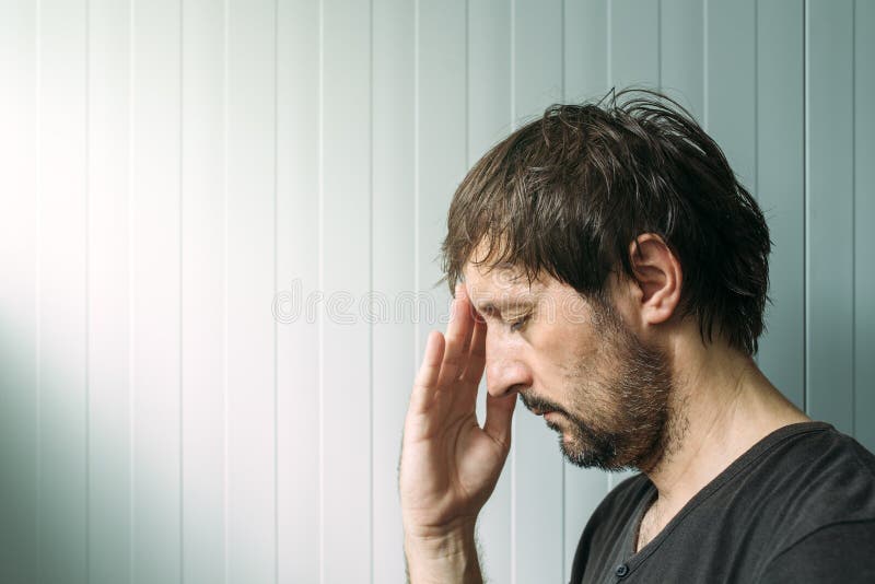 Retrato Detalhado De Um Homem Muito Triste, Deprimido, Sozinho,  Desapontado, Descansando O Rosto Em Mãos, Perfil Lateral Isolado Imagem de  Stock - Imagem de decepcionado, adulto: 135662853