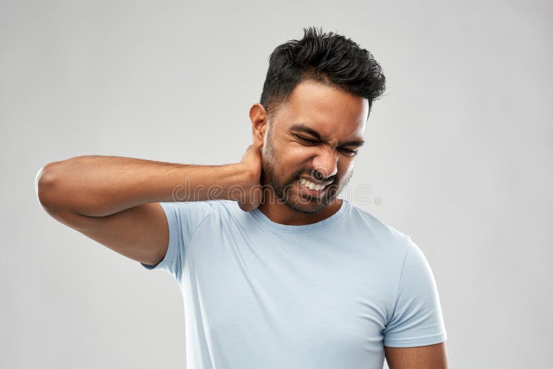 Homem indiano insalubre que sofre da dor de pescoço imagens de stock royalty free Homem indiano insalubre que sofre da dor de pescoço imagens de stock royalty free