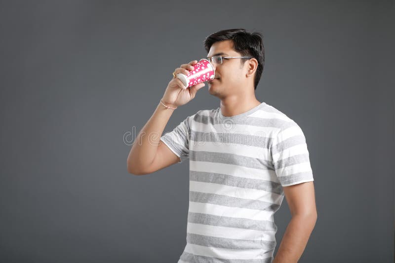 Homem indiano novo que bebe uma ?gua imagem de stock Homem indiano novo que bebe uma ?gua imagem de stock