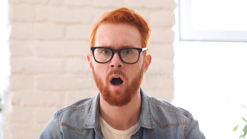 Homem insatisfeito confundido nad chocado com barba e cabelos vermelhos, boca aberta