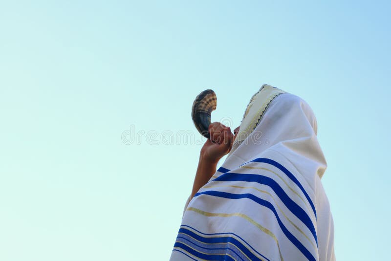 Homem judaico que funde o Shofar (chifre) de Rosh Hashanah (ano novo)