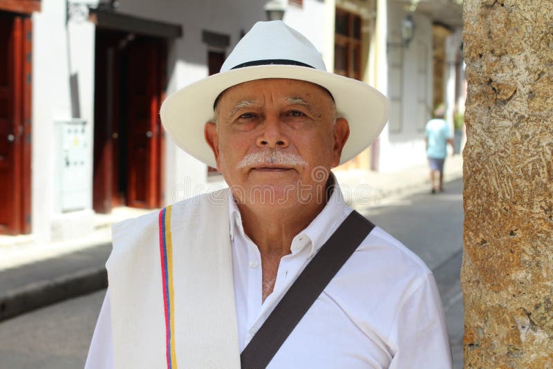 Homem latino idoso que olha a câmera imagens de stock royalty free Homem latino idoso que olha a câmera imagens de stock royalty free
