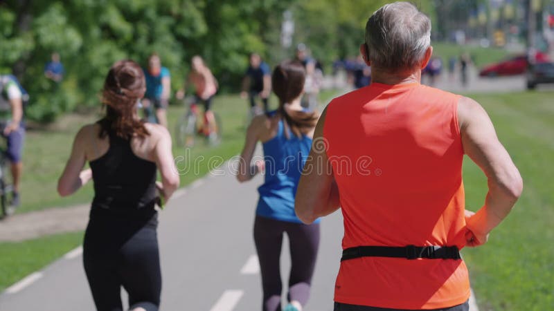 Maratona Campeã. Atleta Mulher Corredor. Competição Desportiva.  Desportista. Filme - Vídeo de lento, maratona: 280274958