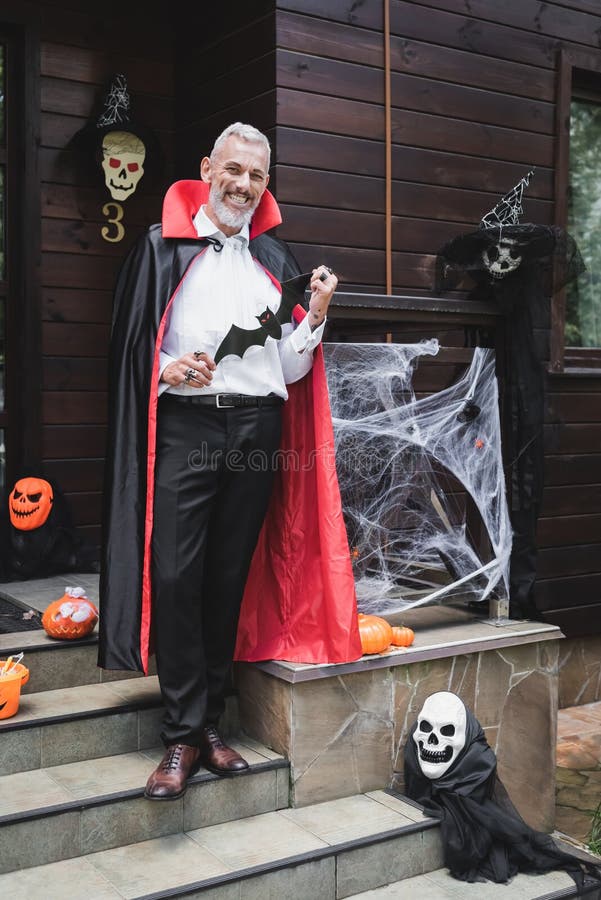 Bonitão Homem Na Fantasia De Vampiro De Halloween Foto de Stock