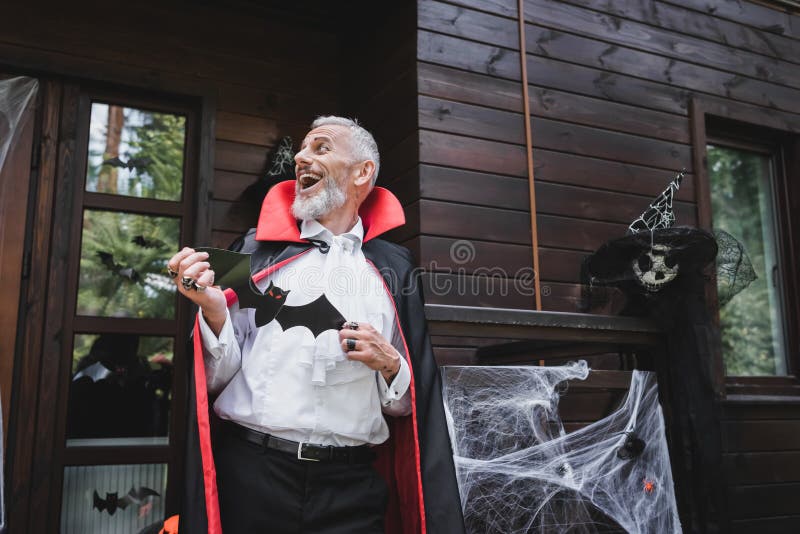 Homem Alegre Na Fantasia De Vampiro De Halloween Foto de Stock