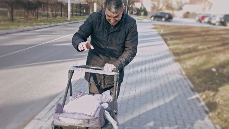 Avô salta para a linha de comboio para salvar neta no carrinho de bebé  VIDEO