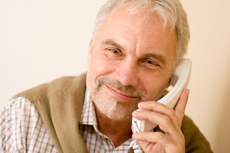 Homem maduro sênior feliz no telefone fotografia de stock Homem maduro sênior feliz no telefone fotografia de stock