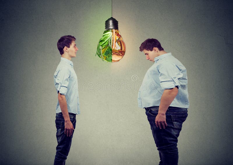 Homem magro feliz novo que olha o indivíduo gordo triste ele mesmo Conceito direito bem escolhido da nutrição da dieta imagens de stock royalty free Homem magro feliz novo que olha o indivíduo gordo triste ele mesmo Conceito direito bem escolhido da nutrição da dieta imagens de stock royalty free
